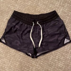 Vuori Clementine short black camo size S